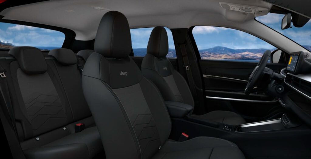 Interior trasero del Jeep Avenger MHEV 1.2 Altitude 100CV disponible en renting