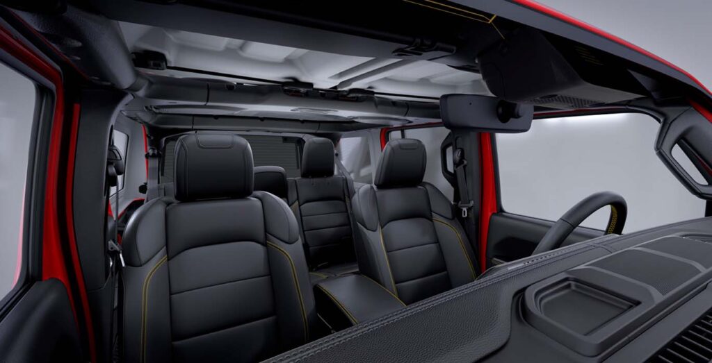 Interior trasero del Jeep Wrangler Sahara 2.0 TC GME en renting, asientos y tapicería vistos desde atrás