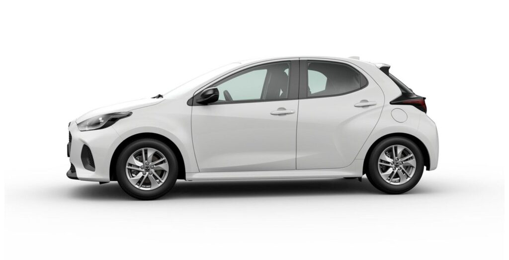 Mazda 2 Hybrid Centre-Line visto de perfil, exterior, coche de renting en Madrid