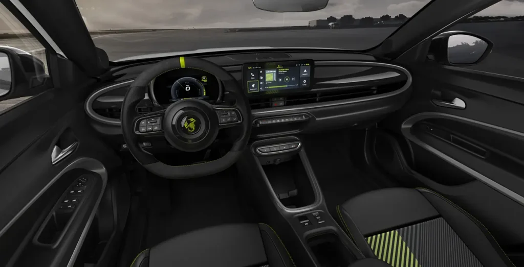 Vista interior delantera del Abarth 600e Turismo, con salpicadero y asientos, disponible en renting
