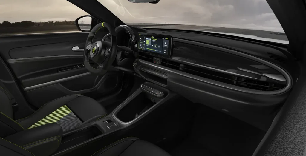 Interior delantero del Abarth 600e Turismo, salpicadero y volante en un vehículo de renting