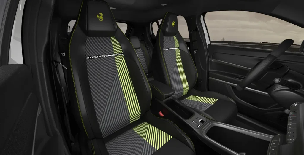 Abarth 600e Turismo, vista interior de asiento trasero, renting en Madrid