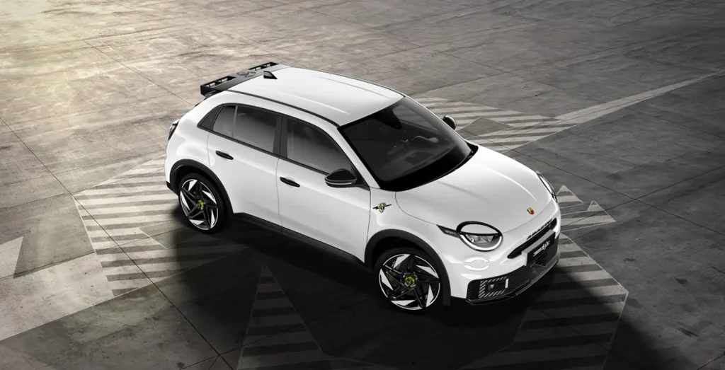 Abarth 600e turismo eléctrico visto de perfil lateral en renting