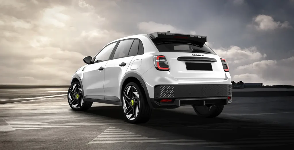 Abarth 600e Turismo eléctrico vista trasera en renting, color y llantas deportivas