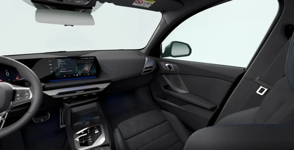 Interior delantero del BMW Serie 1 118d en renting, con salpicadero y volante