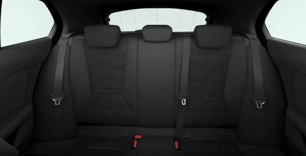 Vista interior trasera del BMW Serie 1 118d en renting, asientos traseros y detalles del habitáculo