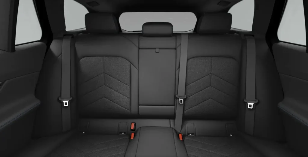 Interior trasero del BMW Serie 5 520d Touring en renting, vista de los asientos y espacio interior