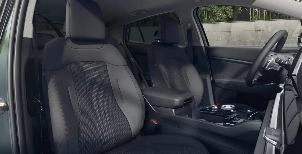 Interior delantero del Kia Sportage 1.6 T-GDI PHEV Drive 4x4 en renting