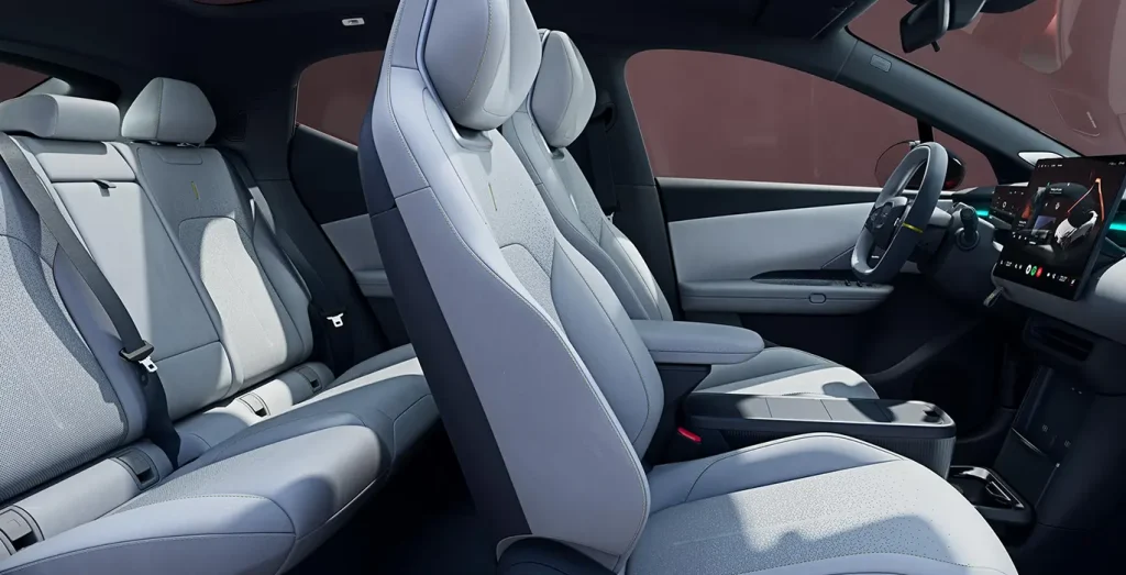 Lynk-Co-02-More-66kW-interior-trasera