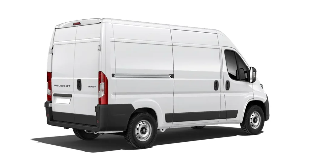 Furgoneta Peugeot Boxer 3.5 L2H2 BlueHDi de renting con tracción trasera, vista posterior