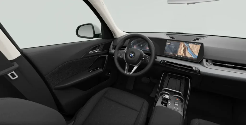 Interior delantero del BMW X1 sDrive 20i con salpicadero, volante y controles