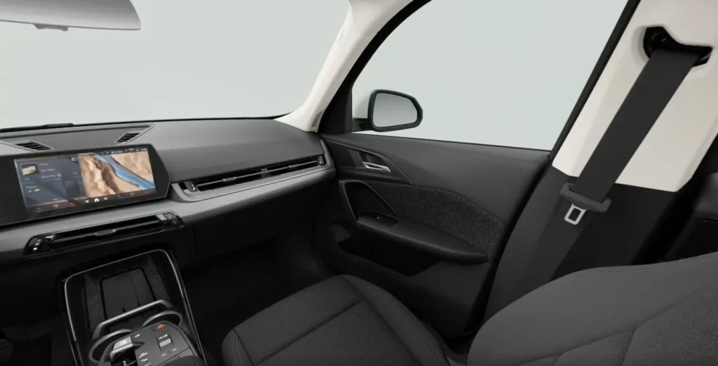 Interior delantero del BMW X1 sDrive 20i, vista II del salpicadero y volante