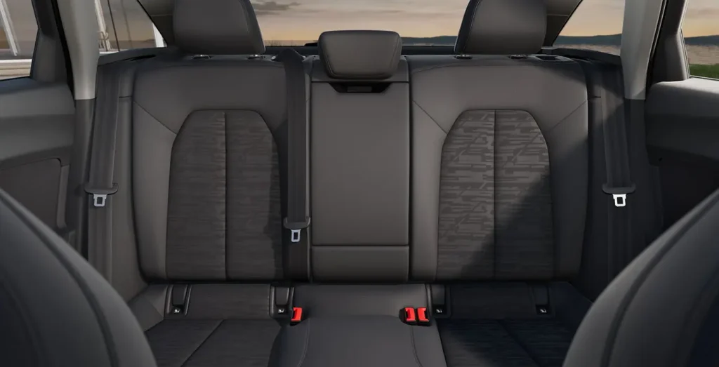 Audi-A4-Avant-Advanced-35-TDI-S-Tronic-120kW-interior-trasera