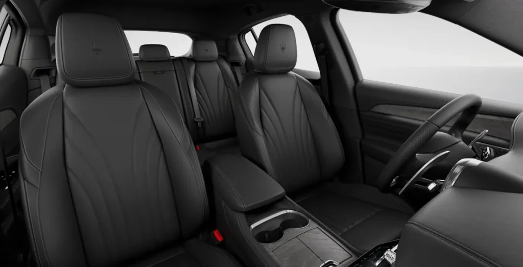 Interior delantero del Maserati Grecale 300 QS con salpicadero y volante