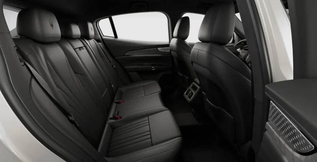 Interior trasero del Maserati Grecale 300 QS con asientos de pasajeros