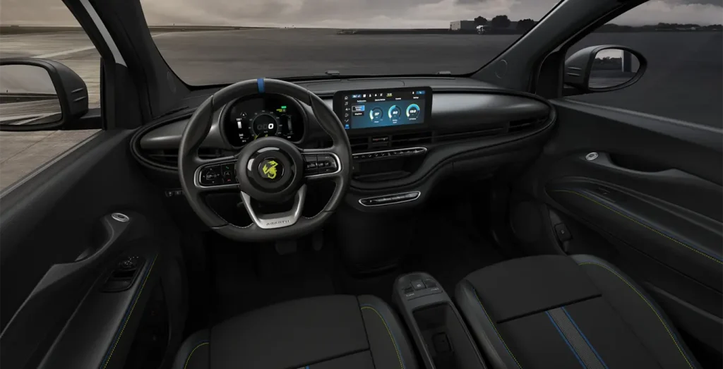 Interior delantero del Abarth 500e, salpicadero