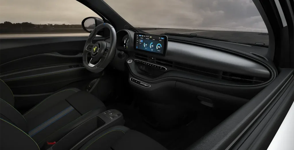 Interior delantero del Abarth 500e con volante deportivo