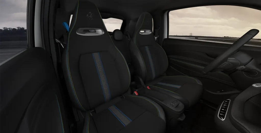 Interior trasero del Abarth 500e
