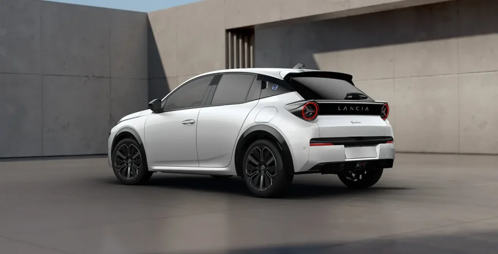 Lancia-Ypsilon-LX-MHEV-Hybrid-73kW-trasera
