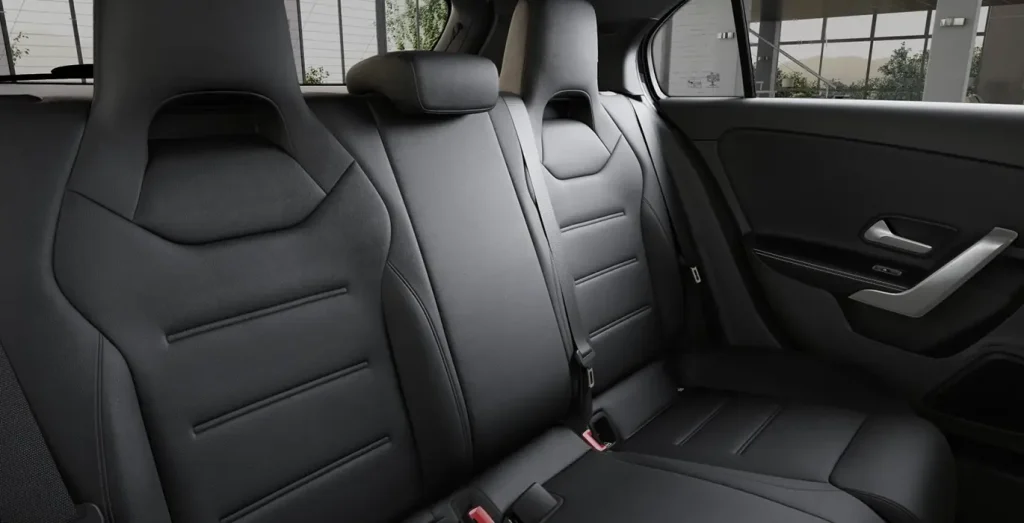 Mercedes-Benz-Clase-A-200d-interior-trasera.webp