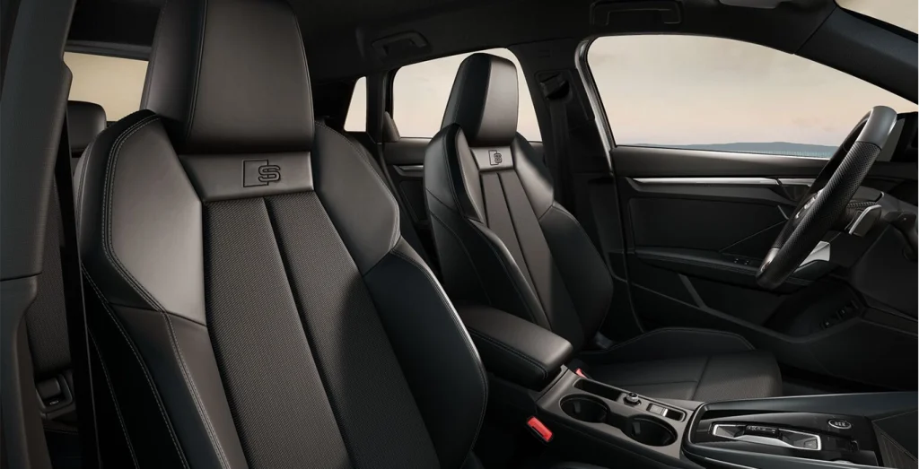 Asiento y volante del Audi A3 Sportback S-Line 40 TFSI e, interior premium