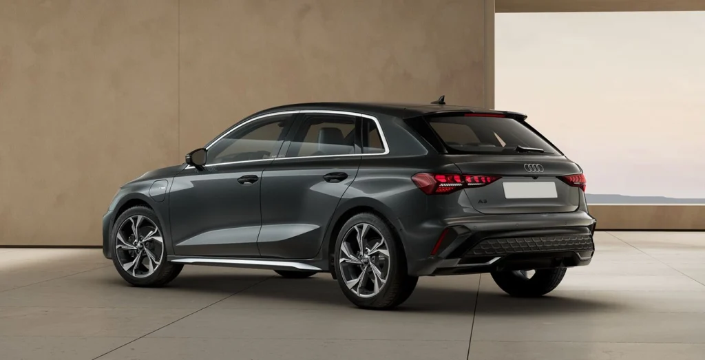 Vista trasera del Audi A3 Sportback S-Line 40 TFSI e con iluminación LED