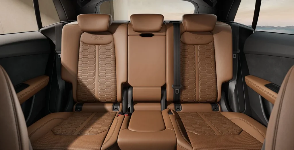 Audi-RS-Q8-441kW-TipTronic-interior-trasera.webp