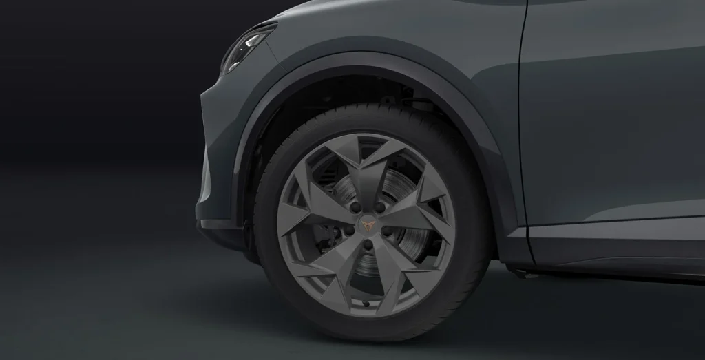Detalle de la rueda del Cupra Formentor 1.5 TSI 150cv con llantas modernas