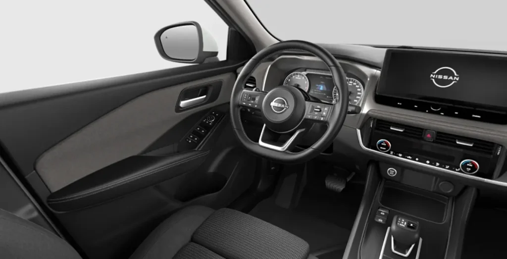 Cabina del Nissan Qashqai con volante y sistema infotainment
