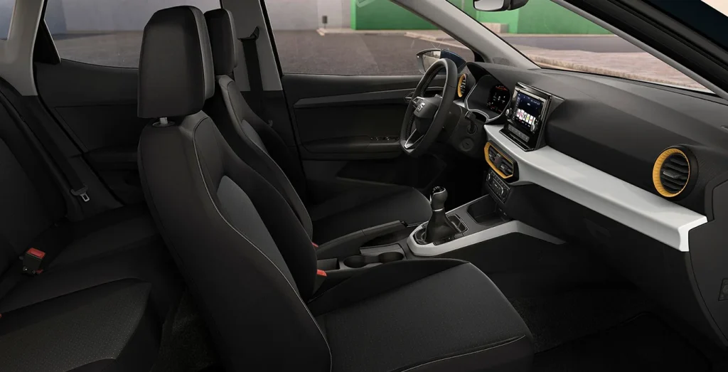 Cabina del Seat Arona 1.0 TSI con volante y consola central