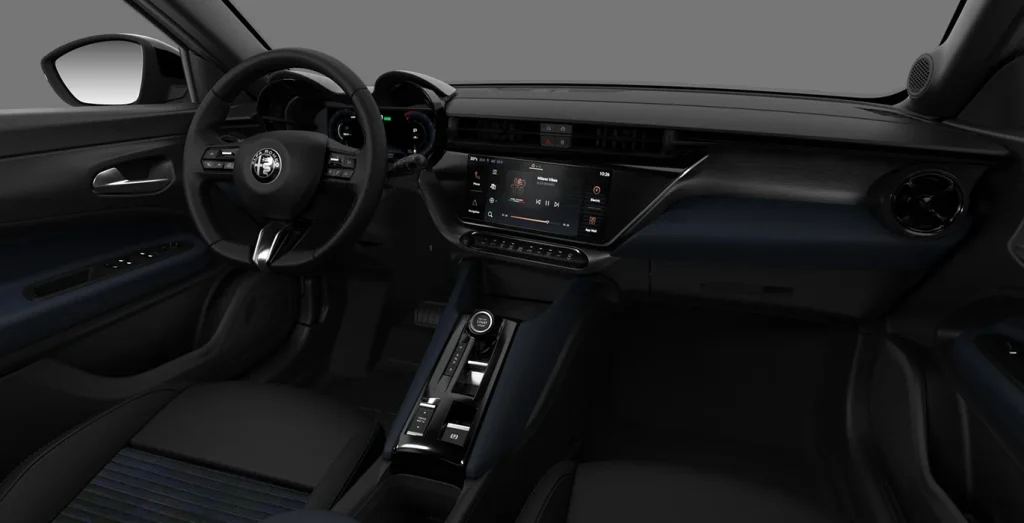 Interior del Alfa Romeo Junior Ibrida, asientos delanteros, acceso a controles y salpicadero