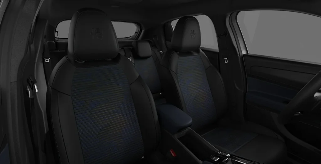Interior trasero del Alfa Romeo Junior Ibrida, espacio para pasajeros traseros y comodidad