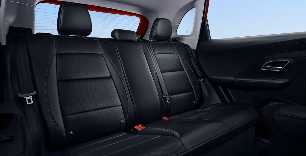 Interior trasero MG ZS Hybrid Luxury, espacio para pasajeros y ventanillas laterales