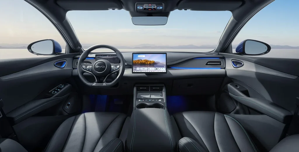 Interior delantera del BYD Seal 6 DM-I Boost, salpicadero y asientos de confort