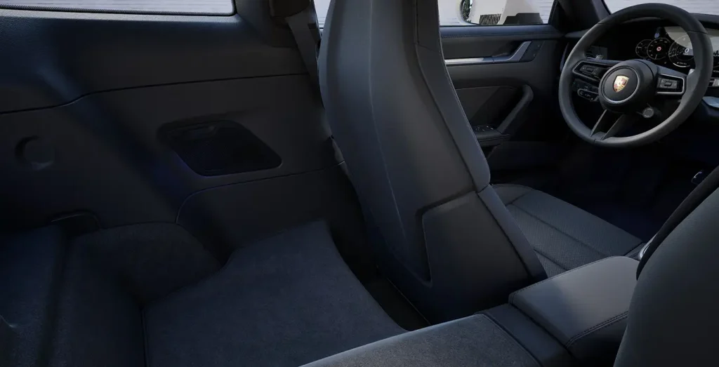 Porsche-911-Carrera-interior-trasera.webp
