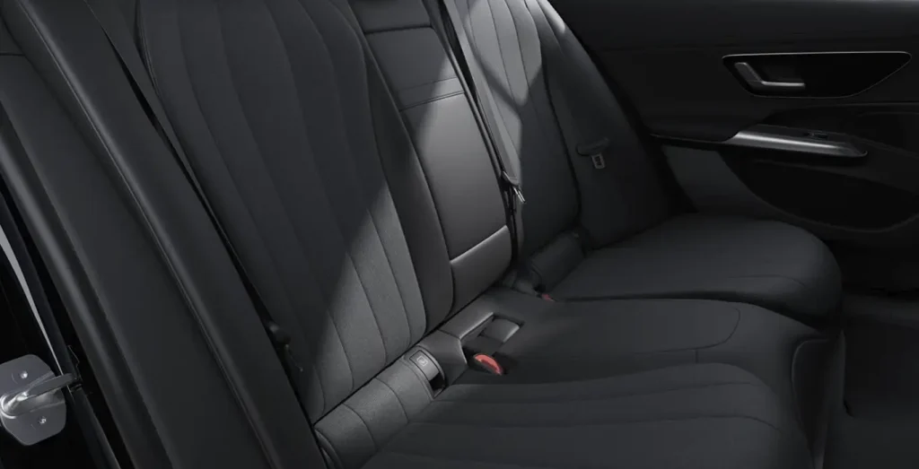 Mercedes-Benz-Clase-E-200-interior-trasera.webp