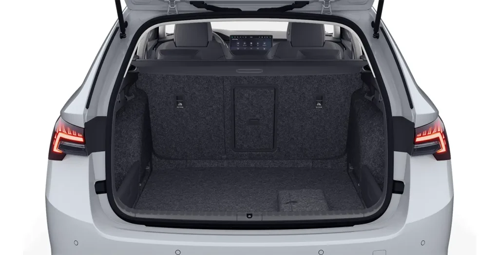Skoda Octavia Combi 2.0 TDI blanco, maletero abierto