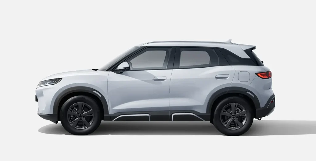 Vista lateral del BYD ATTO 2 DM-i Active en blanco
