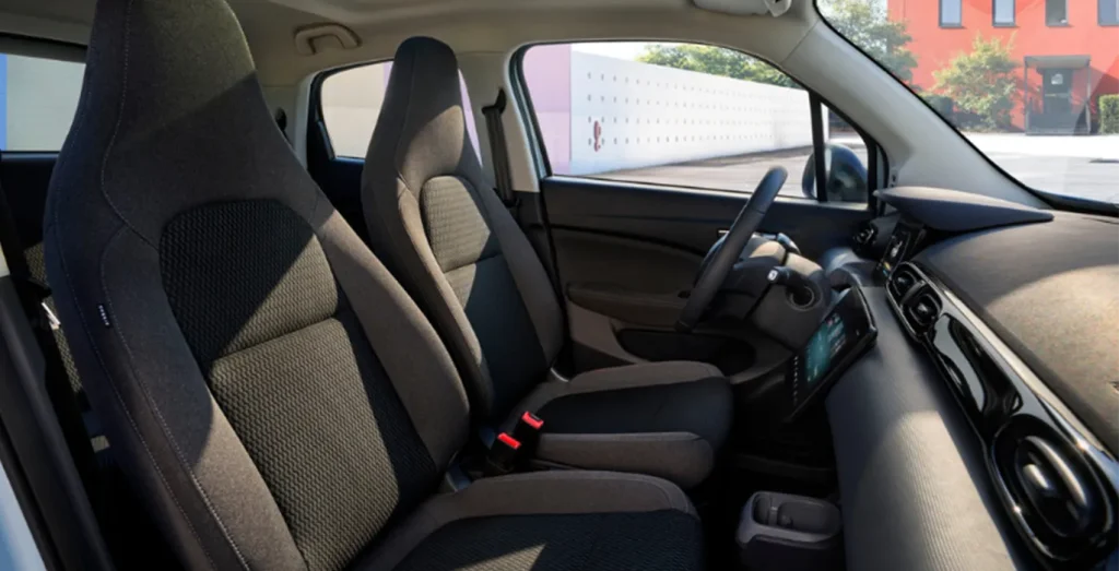 Interior delantero del Leapmotor T03 eléctrico con volante y tablero (vista II)