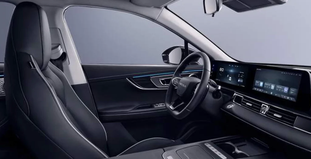 Interior delantero del Omoda 5 eléctrico con volante y salpicadero