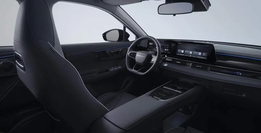 Interior delantero del Omoda 5 eléctrico con volante (vista II)