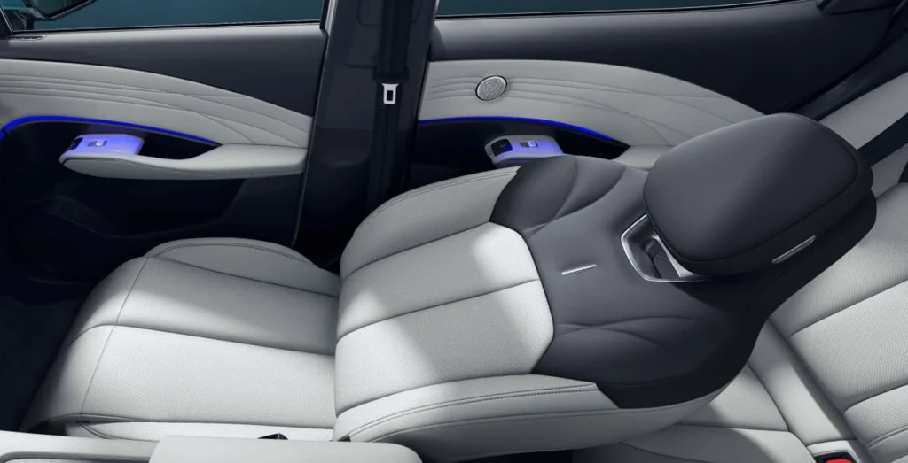 Interior delantero del Omoda 7 con volante y salpicadero (vista II)