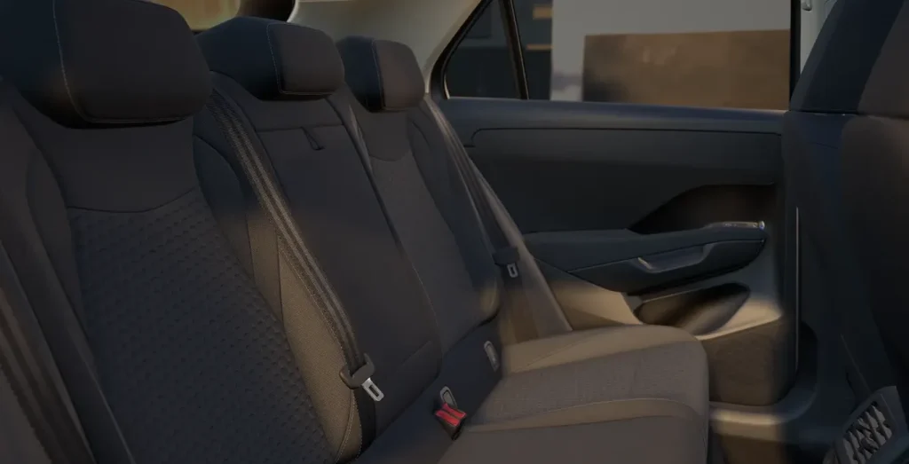 Volkswagen-T-ROC-Mas-1.5-eTSI-DSG-interior-trasera.webp