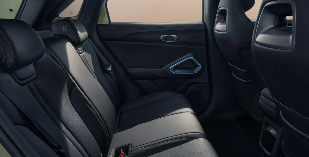 BYD-Atto-2-DM-i-Boost-156kW-interior-trasera.webp